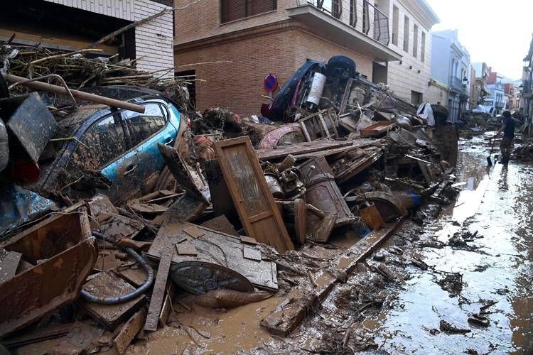 Detriti e fango nelle strade di Valencia - Afp