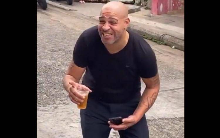 Adriano tra alcol e favelas, la caduta dell'ex Inter in alcuni video che preoccupano Adriano tra alcol e favelas, la caduta dell'ex Inter in alcuni video che preoccupano