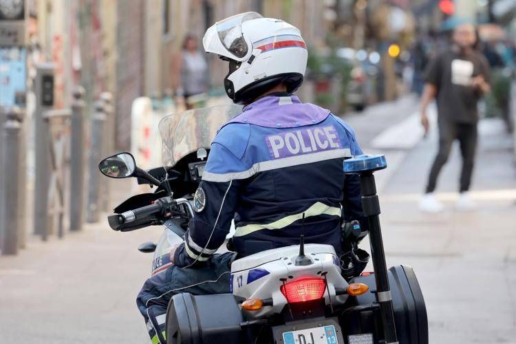 Francia, aggressione con ascia su un treno: 4 feriti, 2 sono gravi Francia, aggressione con ascia su un treno: 4 feriti, 2 sono gravi
