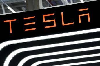Tesla, indagine sulle maniglie: nel mirino i Suv Model