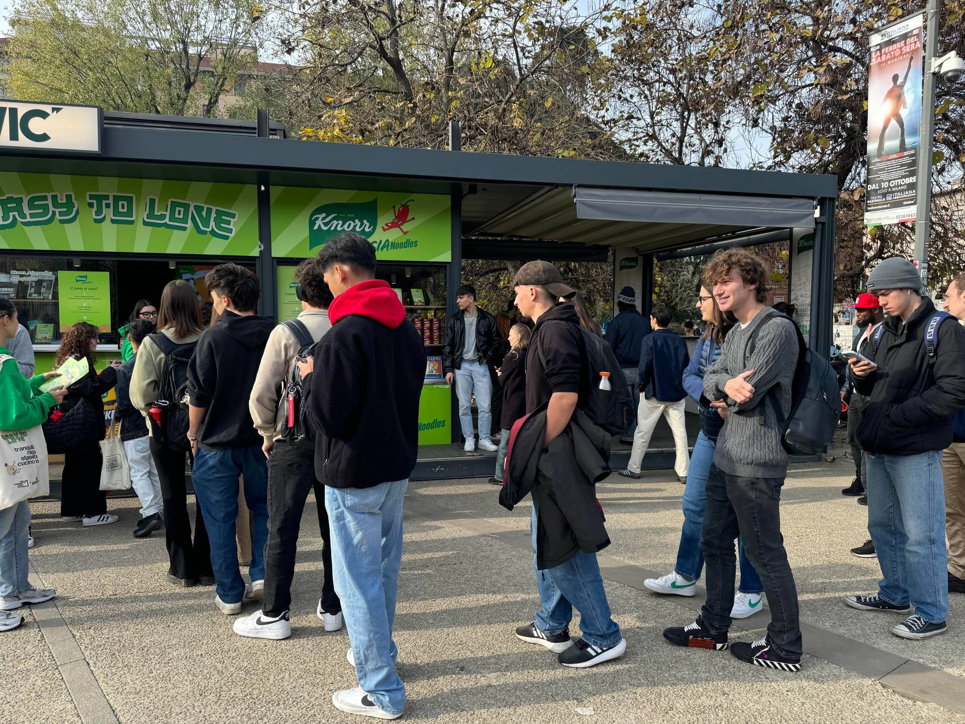 Sevmesi Kolay, Knorr'un İtalyan öğrencilere öğle yemeği teklifi