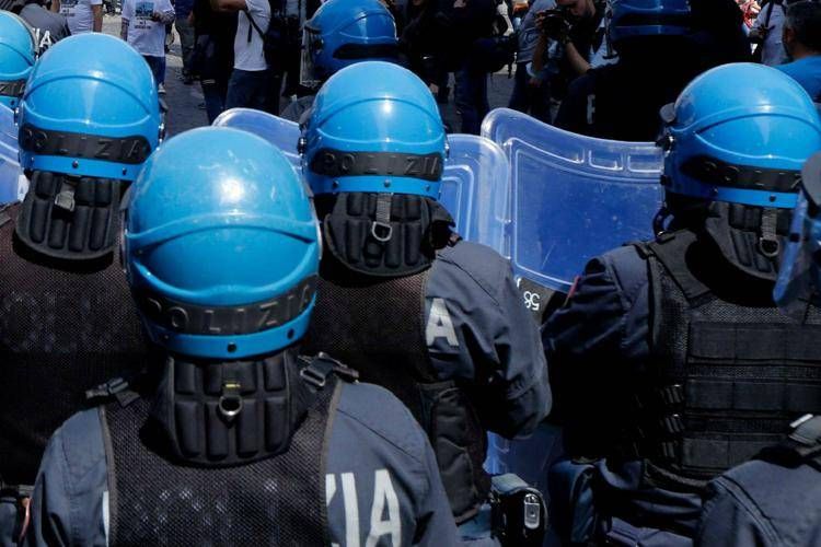 Doppia manifestazione a Bologna, scontri tra polizia e collettivi Doppia manifestazione a Bologna, scontri tra polizia e collettivi