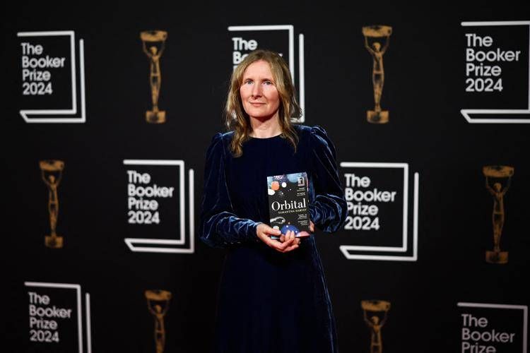 Booker Prize, Samantha Harvey vince con il romanzo 'Orbital' Booker Prize, Samantha Harvey vince con il romanzo 'Orbital'
