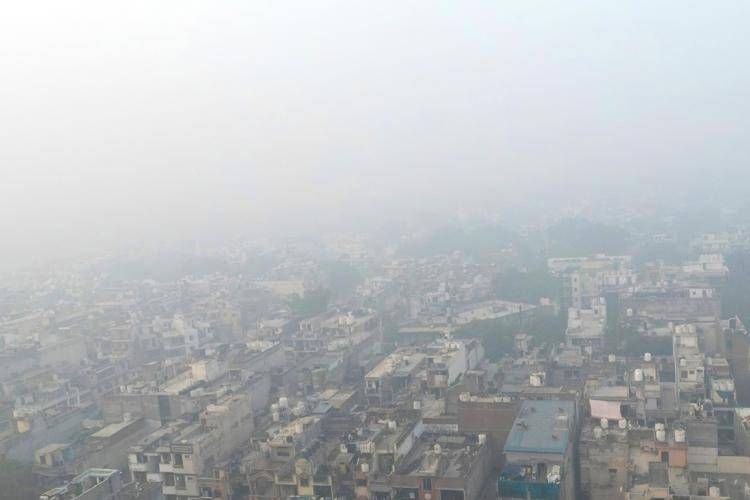 India, a Nuova Delhi smog da record: è 50 volte sopra limite, scuole chiuse India, a Nuova Delhi smog da record: è 50 volte sopra limite, scuole chiuse