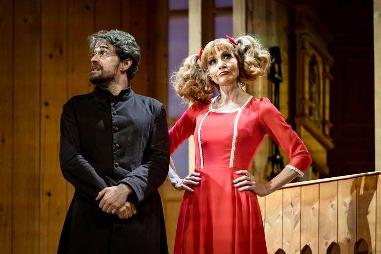 Giovanni Scifoni e Lorella Cuccarini in una scena di 'Aggiungi un posto a tavola'