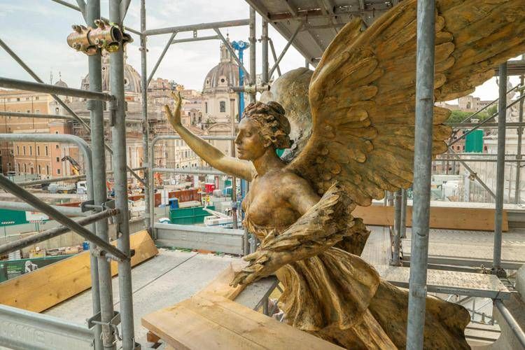 Dettaglio Vittoria Alata di Edoardo Rubino del pennone di sinistra di Gaetano Vannicola