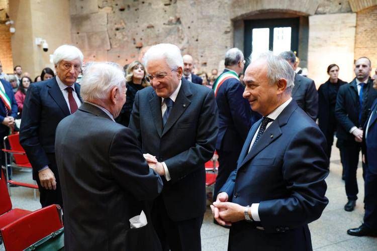 Il Presidente della repubblica Sergio Mattarella con il presidente onorario Tci Franco Iseppi e il neo presidente Gian Domenico Auricchio 