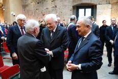 Il Presidente della repubblica Sergio Mattarella con il presidente onorario Tci Franco Iseppi e il neo presidente Gian Domenico Auricchio