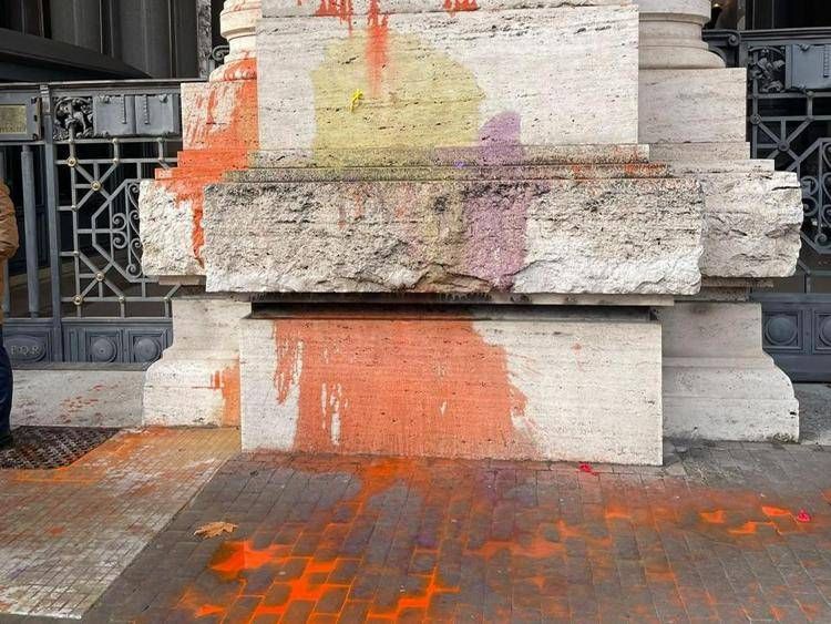 Imbrattata la facciata del ministero dell'Istruzione