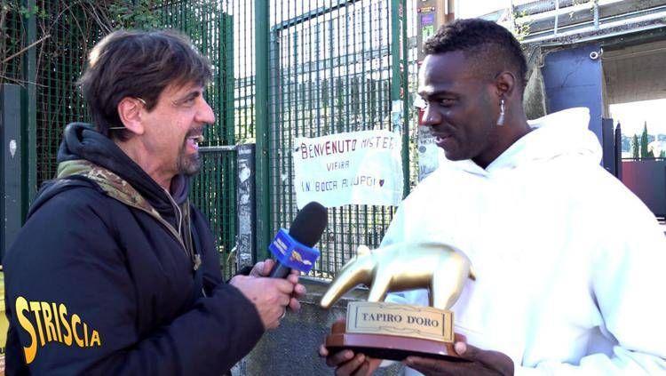 La consegna del Tapiro a Mario Balotelli - Striscia la Notizia