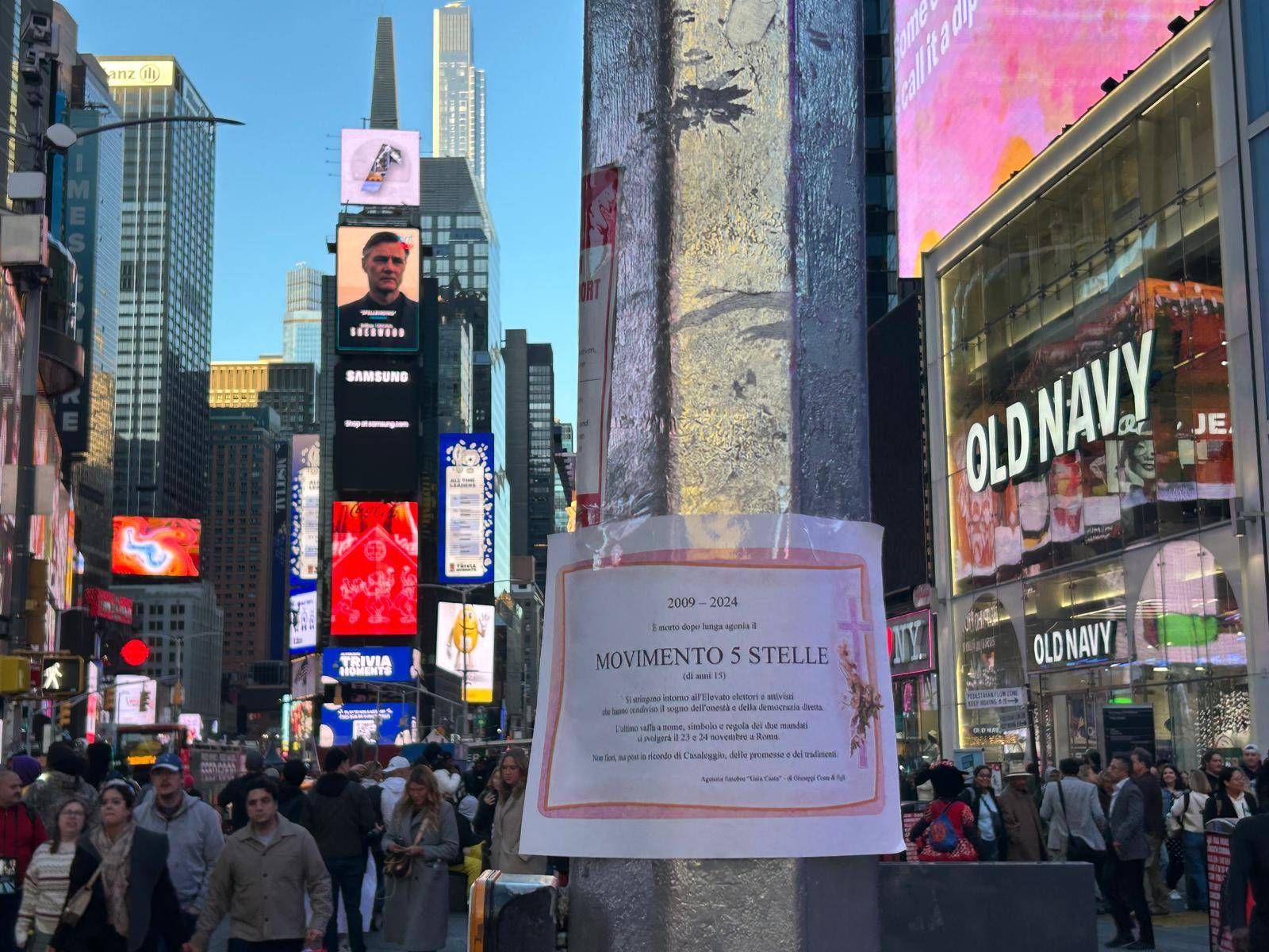 “M5S uzun süren ıstıraptan sonra öldü” posteri New York'u da işgal etti