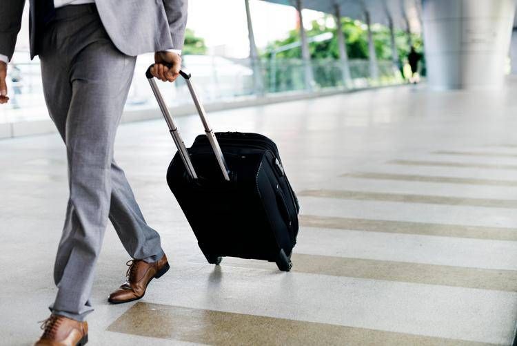 Un uomo in partenza con un bagaglio a mano  - 

