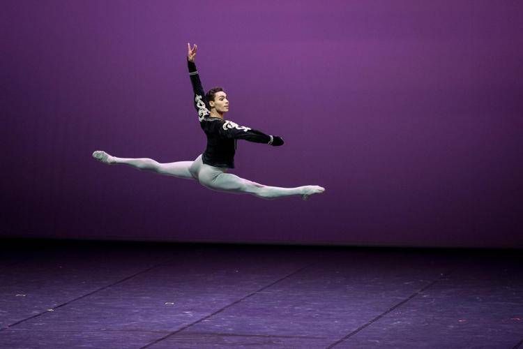 Il danzatore brasiliano Victor Caixeta, tra i protagonisti al Teatro degli Arcimboldi di Milano del gala Les Etoiles 