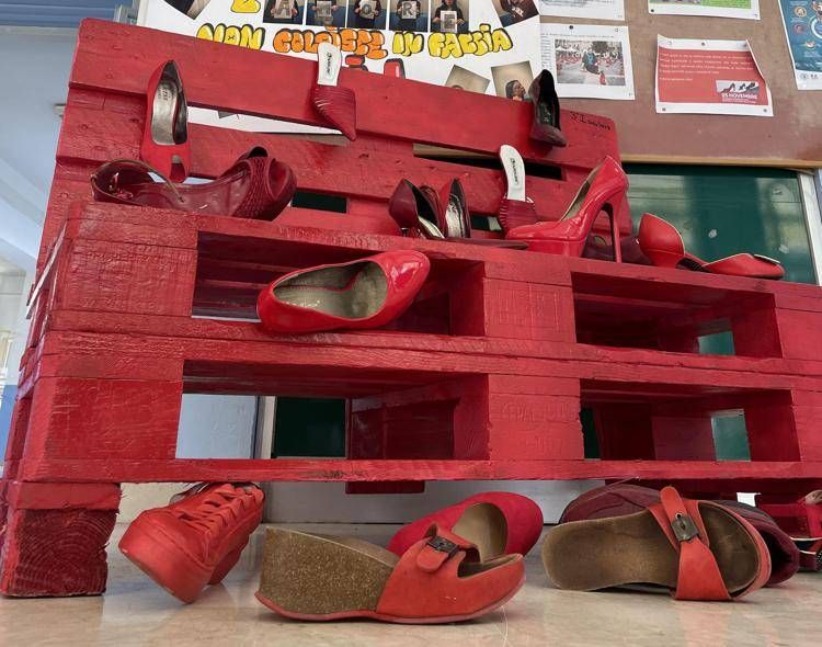 Una installazione per  ricordare tutte le donne uccise dai fidanzati e mariti - (Fotogramma)