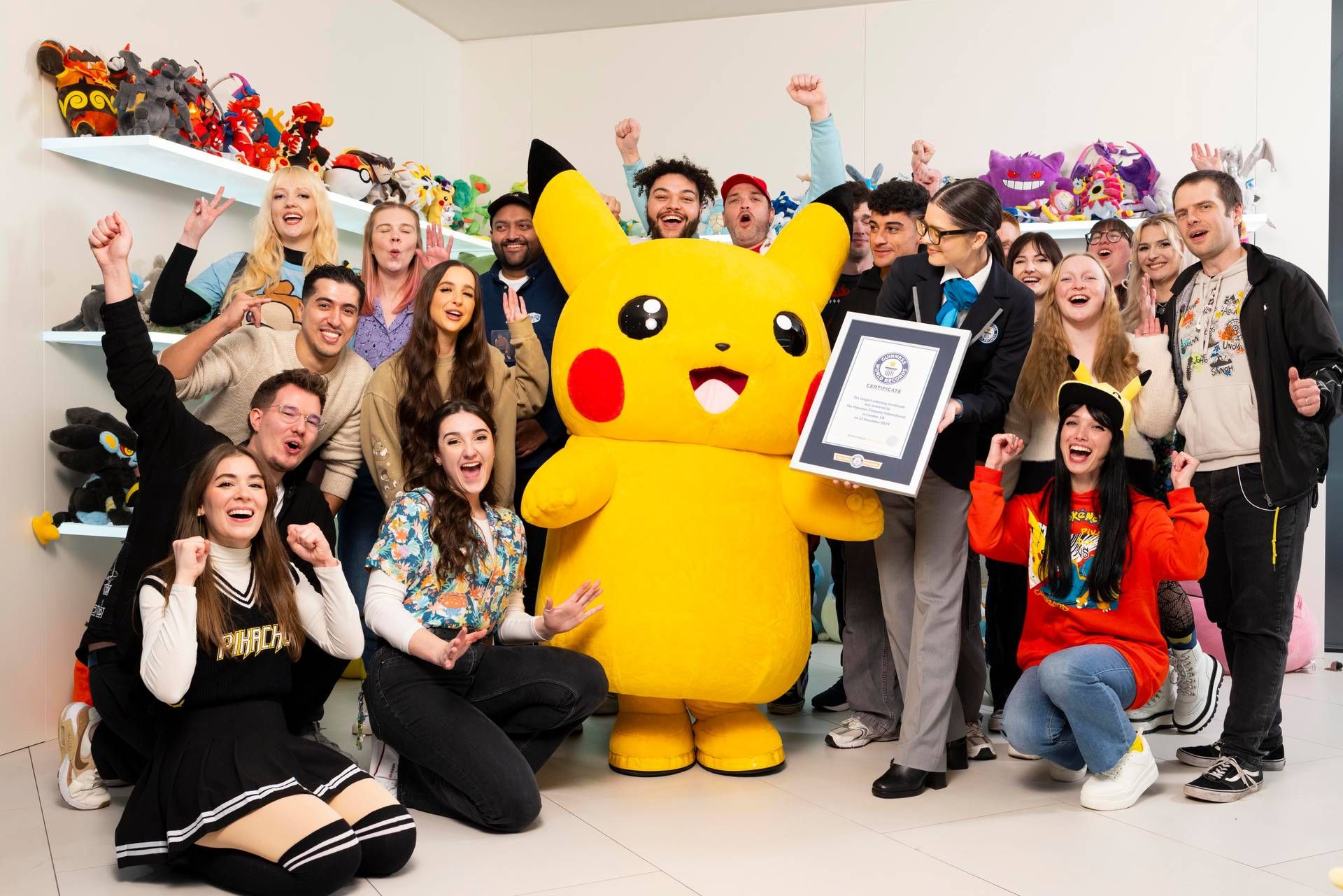Pokémon, 20.000 kart açma maratonu ile Guinness Dünya Rekoru