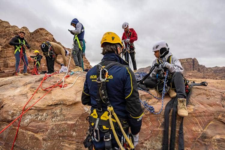 Acrobatica, a Petra per insegnare il restauro monumentale su fune