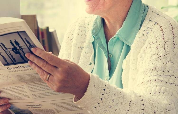 Donna legge il giornale - 

