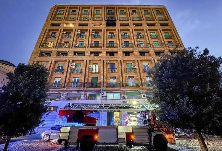 Vigili sul luogo dell'incendio oggi a Napoli - Fotogramma /Ipa