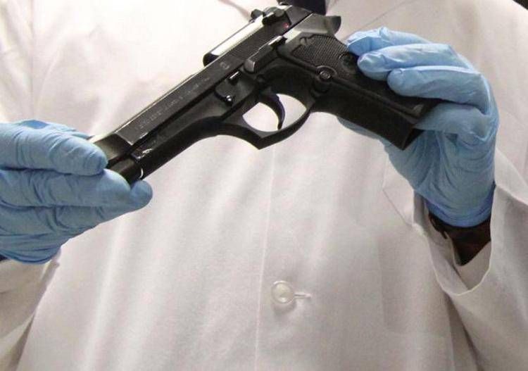 Analisi su pistola sequestrata, immagine di repertorio (Fotogramma/Ipa)