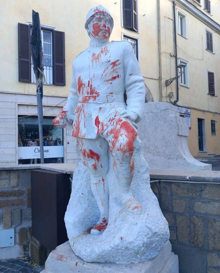 Imbratta statua eroe di guerra a Frosinone col proprio sangue, sindaco: 