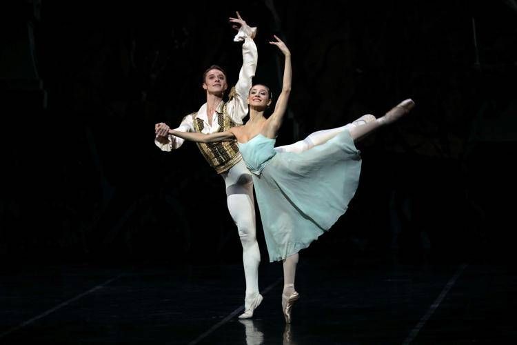L'étoile della Scala Nicoletta Manni accanto al primo ballerino Timofej Andrijashenko