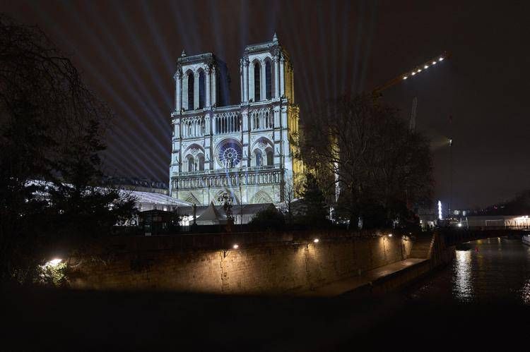 Un'immagine della Basilica di  Notre-Dame illuminata