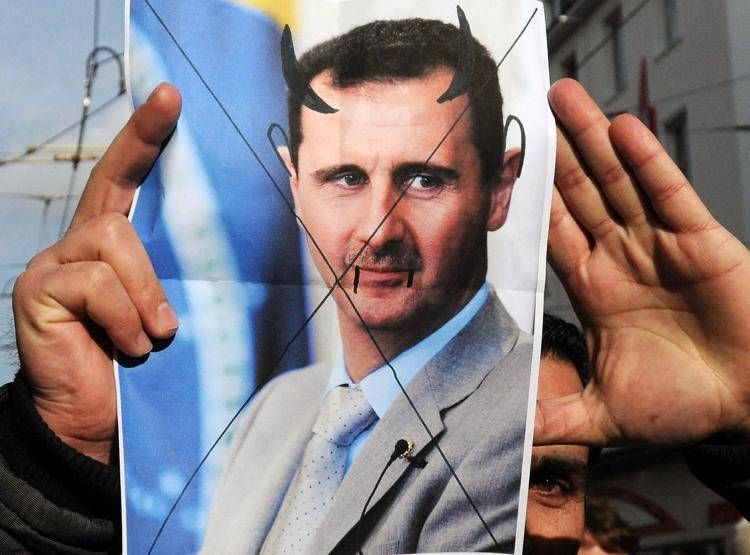 Ritratto di Assad in mano ai ribelli - Fotogramma /Ipa