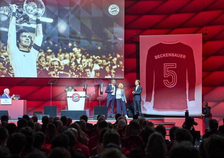 L'annuncio del ritiro della maglia numero 5 durante l'assemblea generale del Bayern Monaco - Fotogramma /Ipa