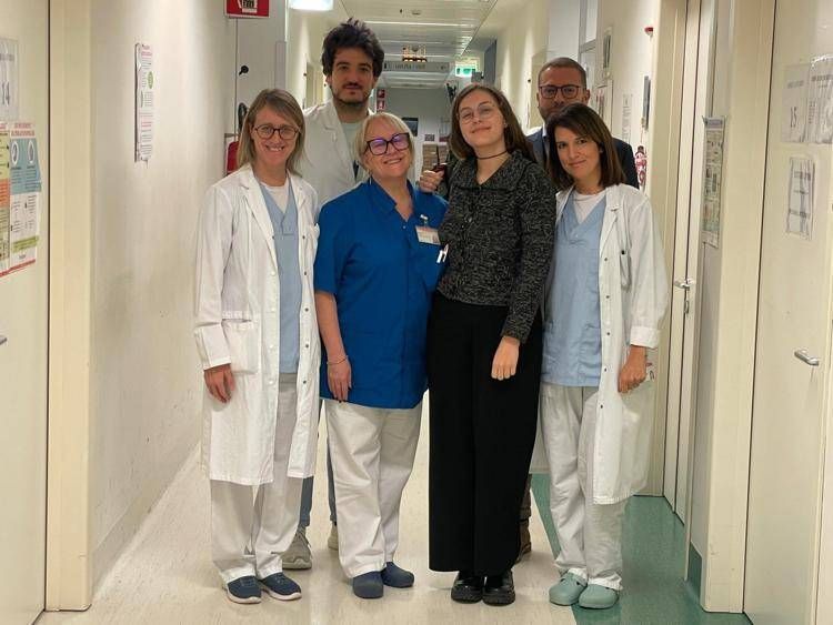La paziente con il team dell'Uos di Diabetologia, Dipartimento Area medica, Asst Ovest Milanese - presidio di Legnano