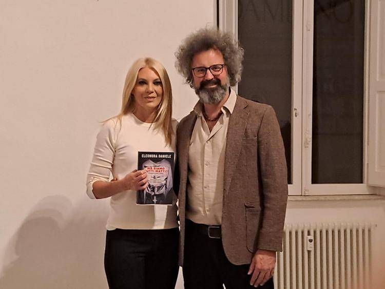 Cristicchi con Eleonora Daniele alla presentazione a Roma del libro della conduttrice - Adnkronos