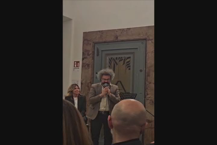 Simone Cristicchi, Eleonora Daniele'nin kitabının sunumunda akıl hastalıkları üzerine monolog