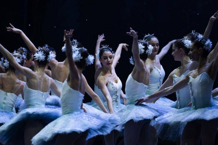La scena dei Fiocchi di neve nello 'Schiaccianoci' di Paul Chalmer in scena al Teatro dell'Opera di Roma - (foto Fabrizio Sansoni)