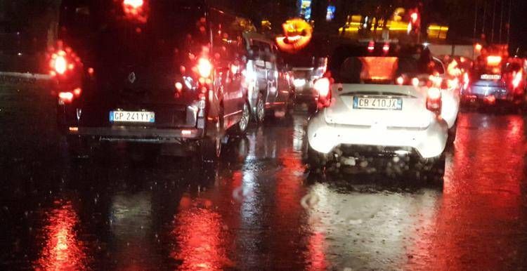 Strade allagate a Roma