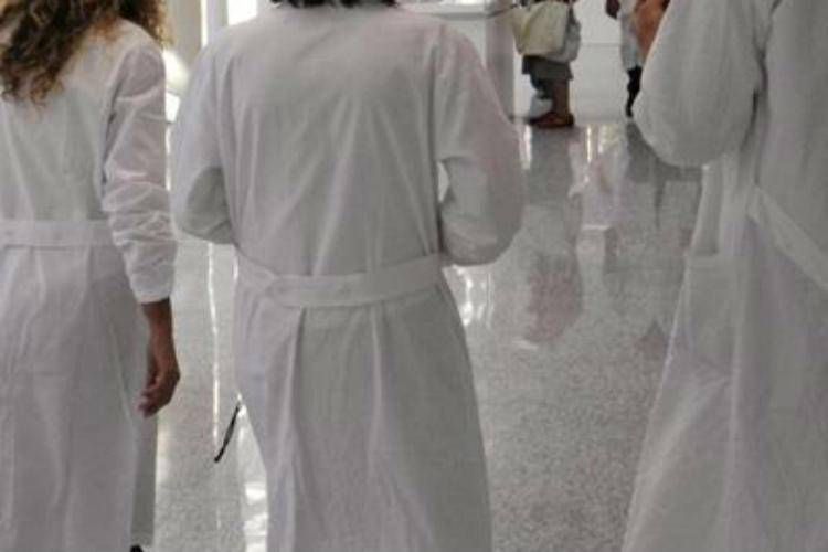 Yorgun, sinirli NHS doktorları ve hemşireleri kaçış arıyor, %50'si tükenmişlik içinde