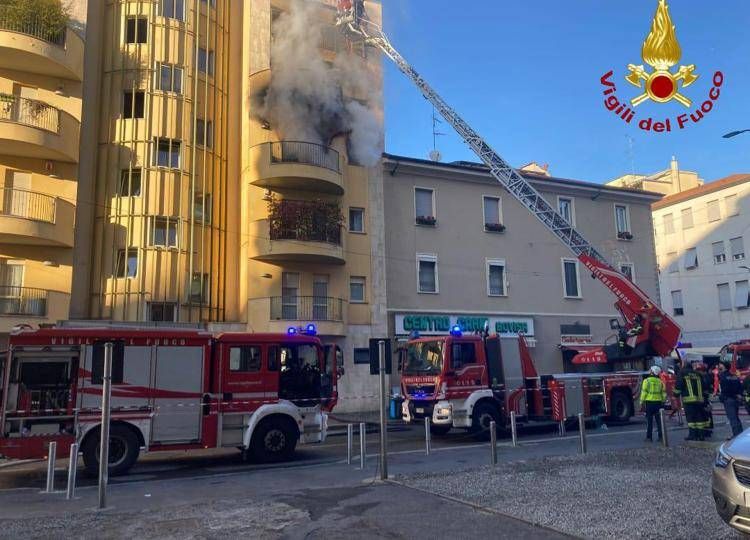 Milano: incendio al terzo piano di un palazzo, fiamme avvolgono l'intero immobile