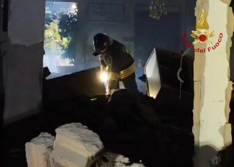 Vigili del fuoco al lavoro sul luogo dell'esplosione