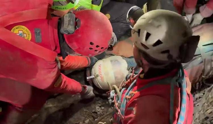L'uscita dalla grotta dei soccorritori e della speleologa Ottavia Piana - Soccorso Alpino e Speleologico Veneto