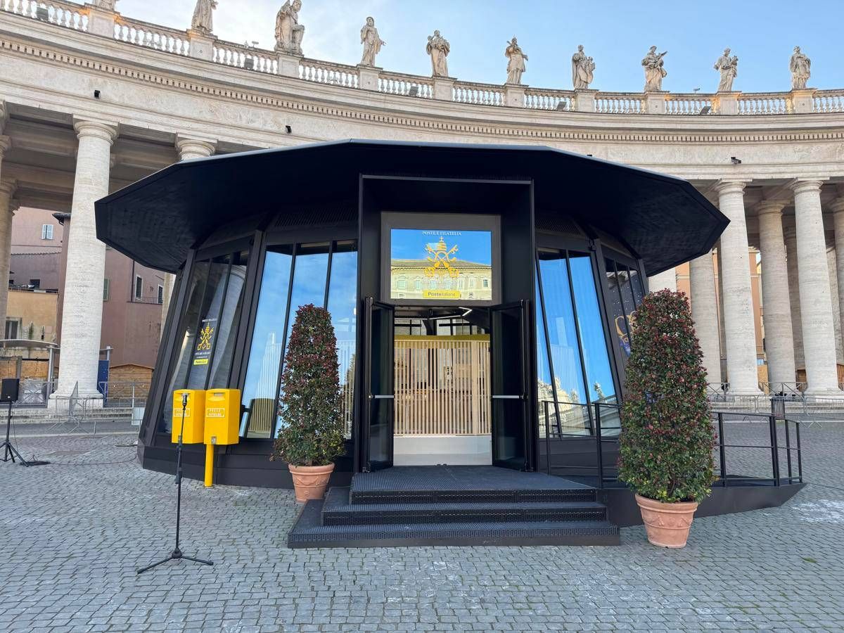 Apre nuovo ufficio postale mobile vaticano in piazza san Pietro