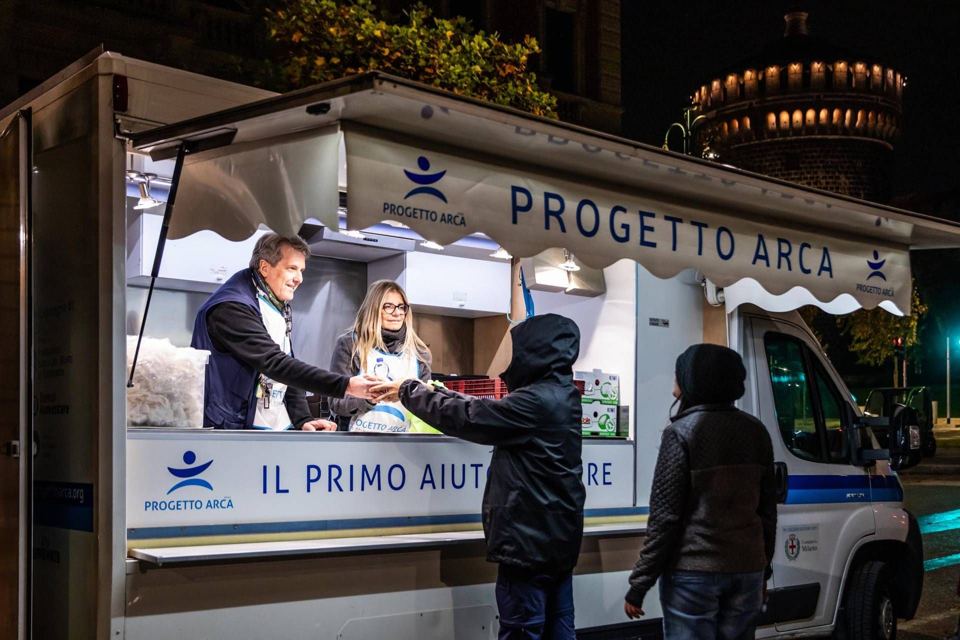 Chicco'dan Chicco projesine, Lombardiya Gıda Bankası için 470 kental pirinçten, doğrudan sokakta ilk yardım için Milano'daki Progetto Arca'nın seyyar mutfağına kadar