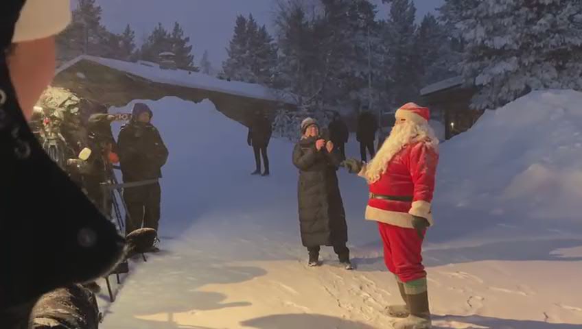 Laponya Zirvesi, Noel Baba Kavunları karşılıyor ve Jingle Bells söylüyor