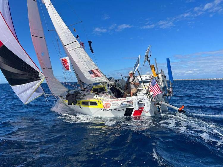 Un Mini 5,60 in assetto da regata