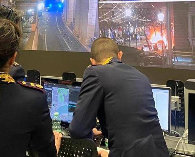 L'auto a fuoco nello schermo della sala operativa 