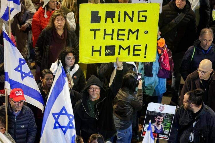 Protesta dei familiari degli ostaggi - (Afp)