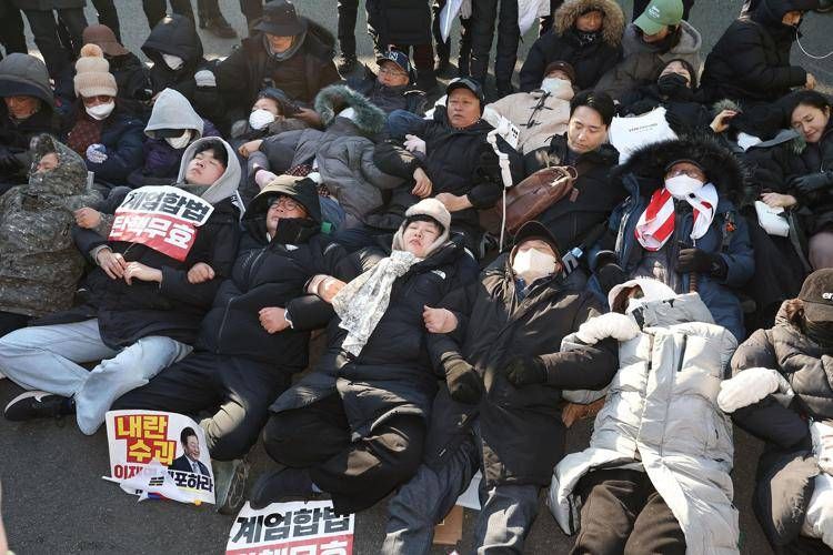 Sostenitori di Yoon in piazza a Seul - Afp