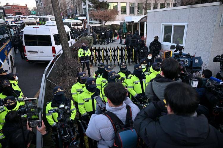 Sudcorea, sospeso l'arresto del presidente deposto Yoon