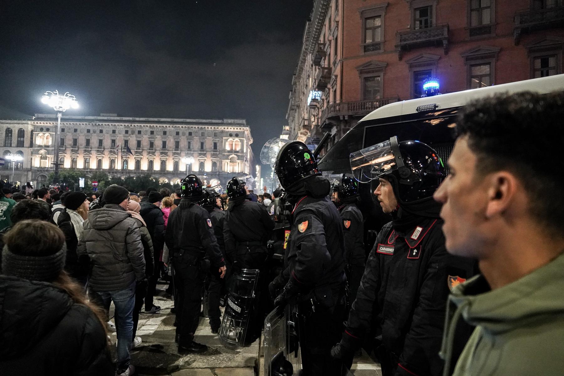 大晦日のドゥオーモ広場、イタリアと警察への侮辱：反応