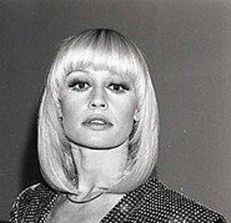 Raffaella Carrà è una della protagoniste del volume 'Donne nella storia dei media' di Natale e Panarese