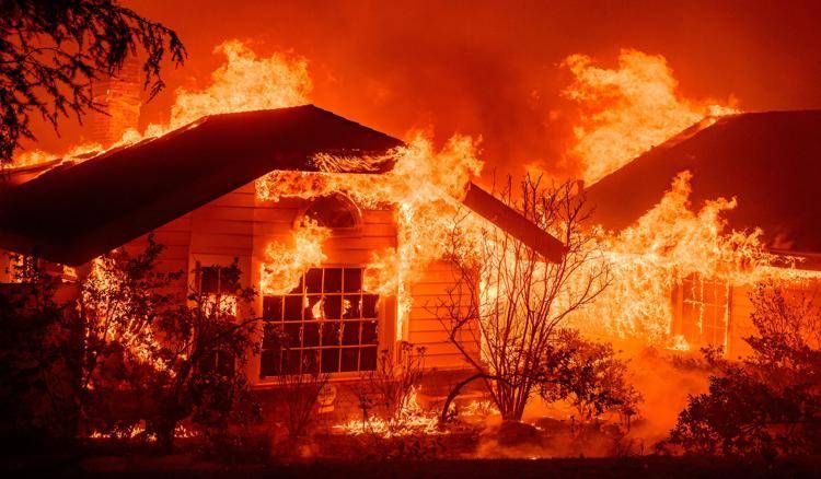 L'incendio distrugge case in California
