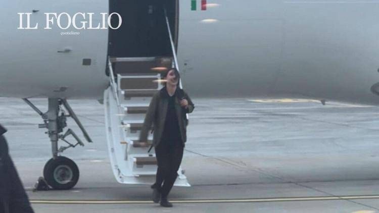 Cecilia Sala scende dall'aereo, la foto del Foglio