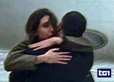 Cecilia sala abbraccia Daniele Raineri appena arrivata a Roma - Chora Media